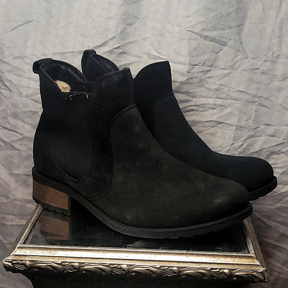 Ugg Bonham boots. 9.5 Warm suede fur lined